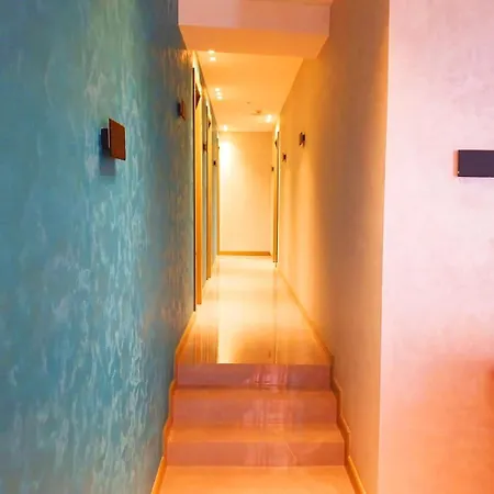 Hotel Karavastaja *
